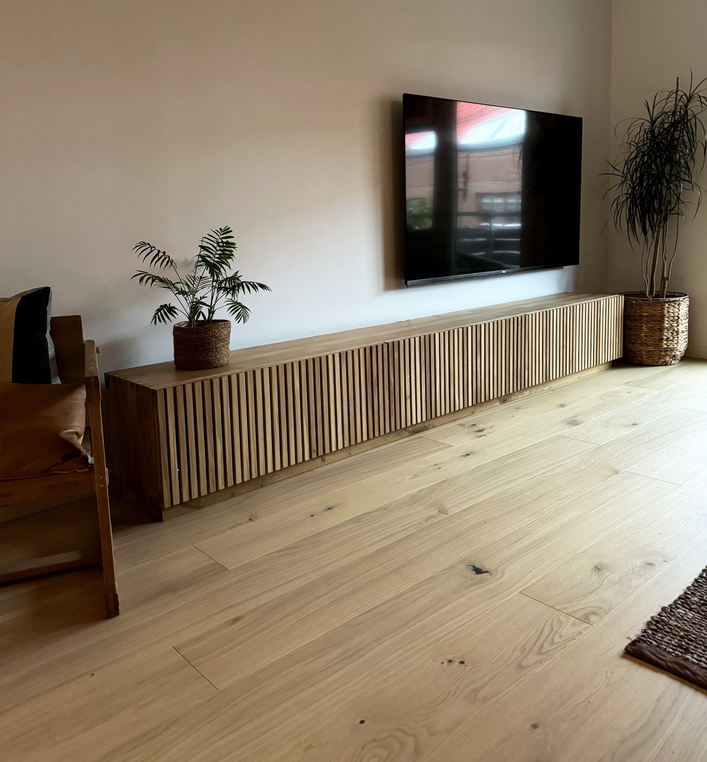 TV-Schrank PLANET auf Sockel – Massivholz Eiche – Bild 3